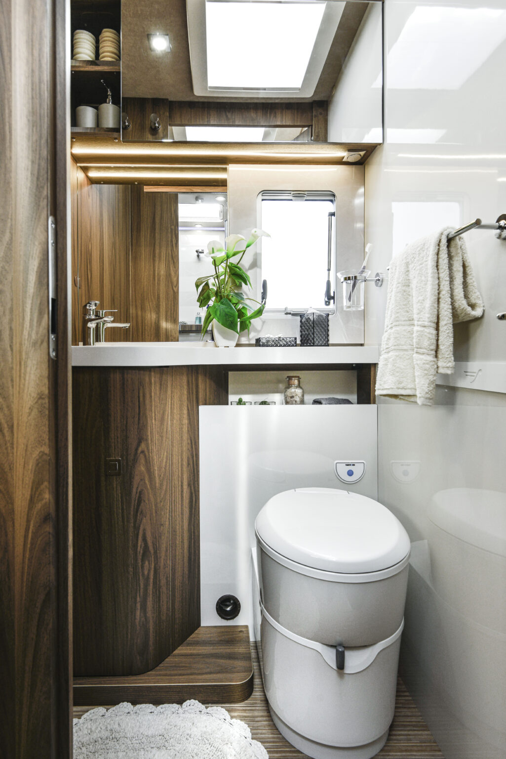 Arca camper semintegrale Europa 745 GLG 017 bagno
