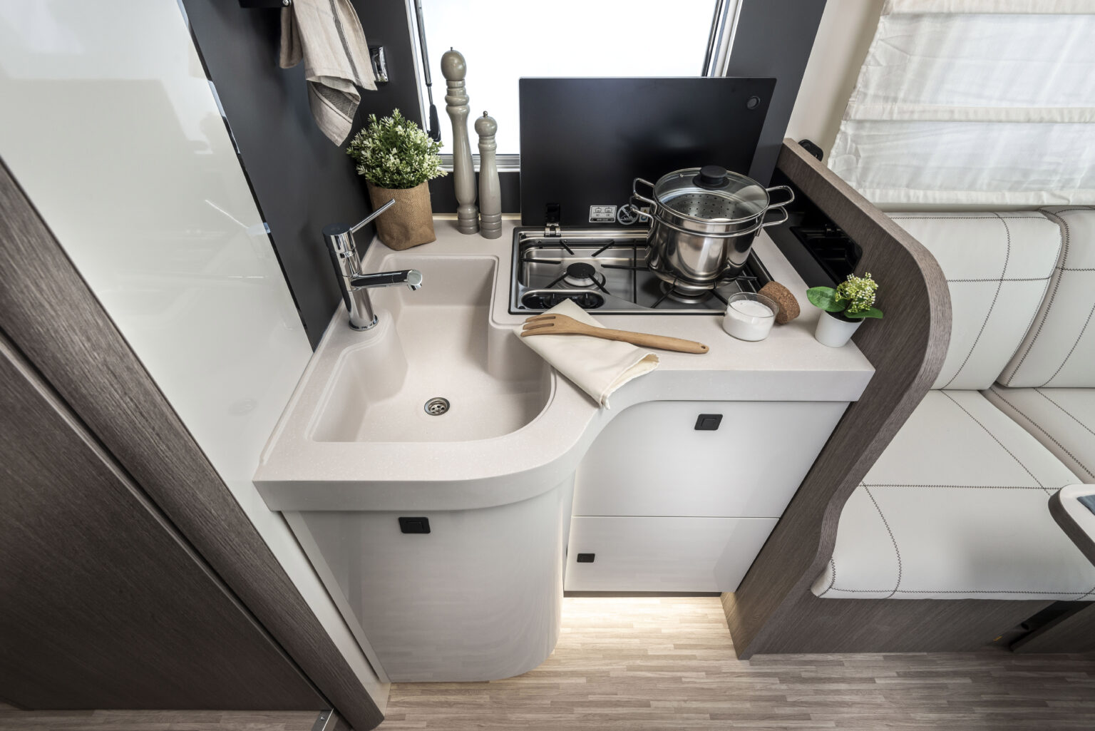 Arca camper semintegrale America 745 GLG 036 cucina