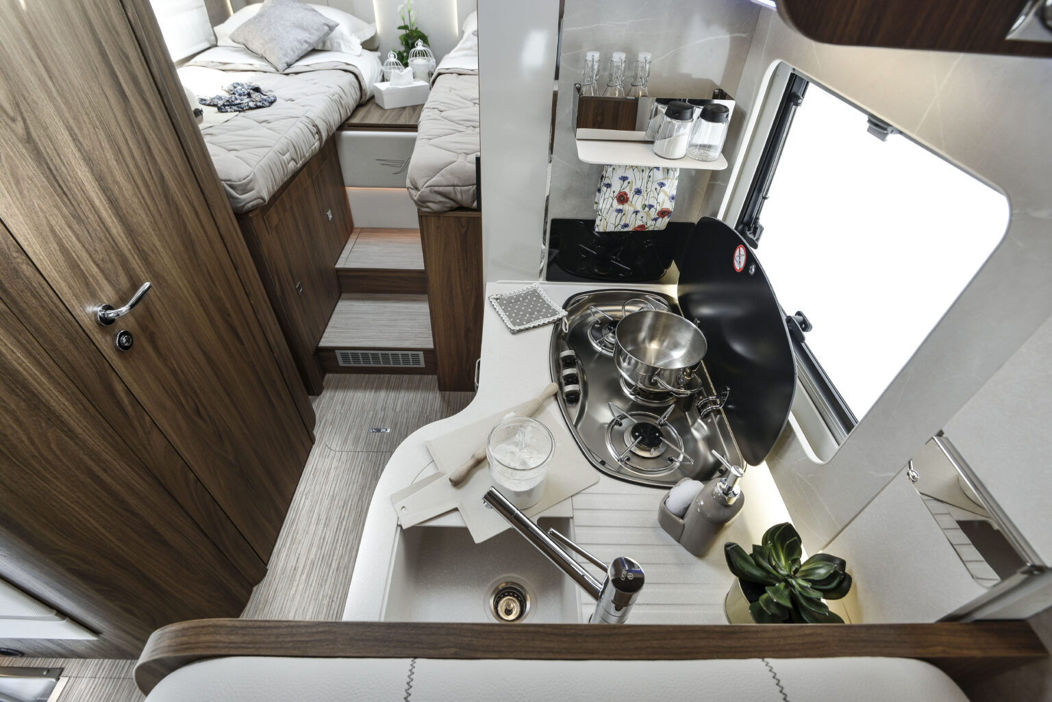 Arca camper semintegrale P699GLG 012 cucina