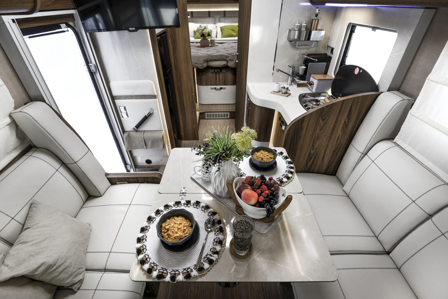 Arca camper motorhome H745GLC 009 tavolo