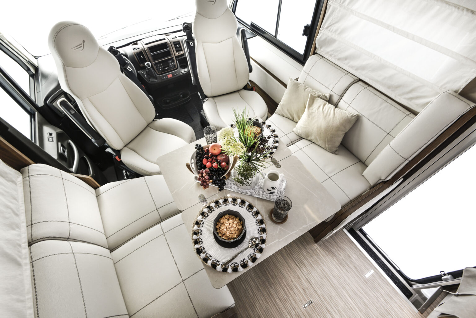 Arca Camper Motorhome H745 GLG 018 tavolo