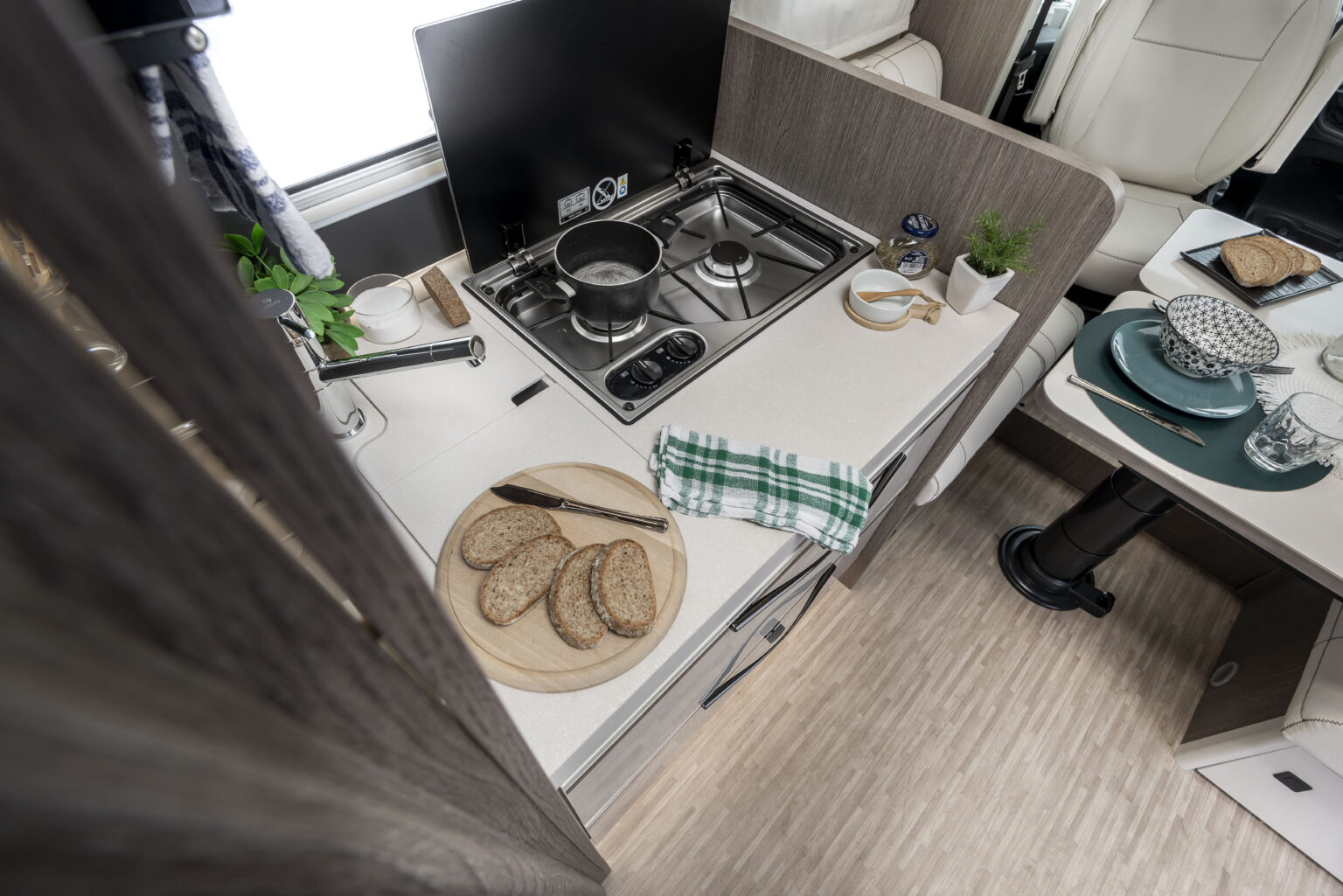 Arca camper compatto C 699 LC cucina