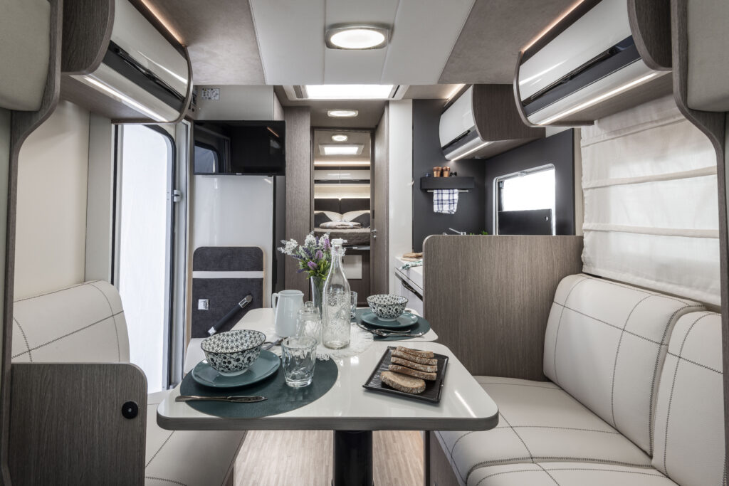 Arca camper compatto C 699 LC dinette face à face