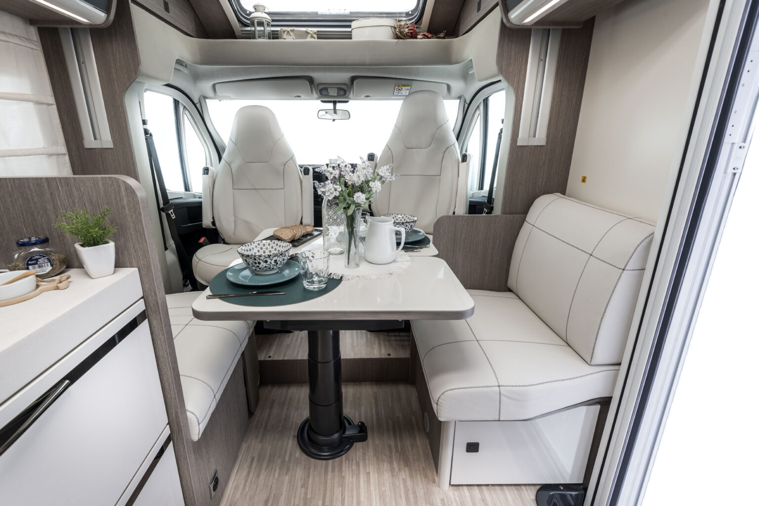 Arca camper compatto C 699 LC dinette face à face