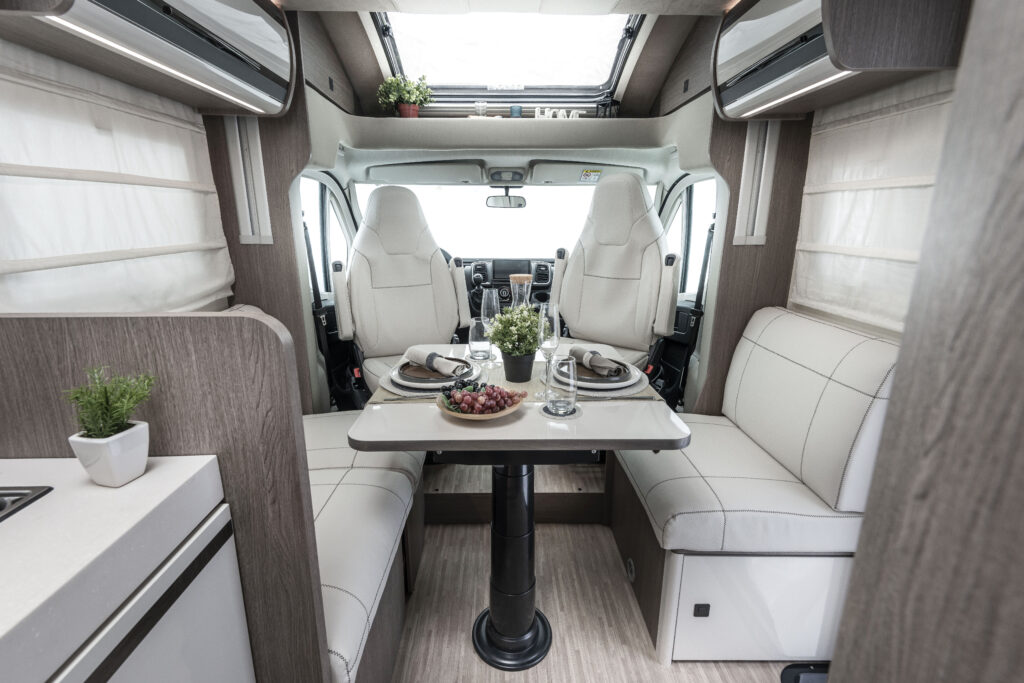 Arca camper compatto C 699 LG dinette face à face