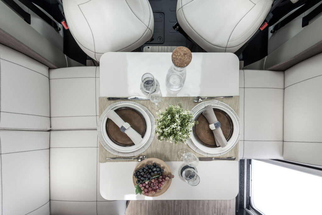 Arca camper compatto C 699 LG tavolo da pranzo